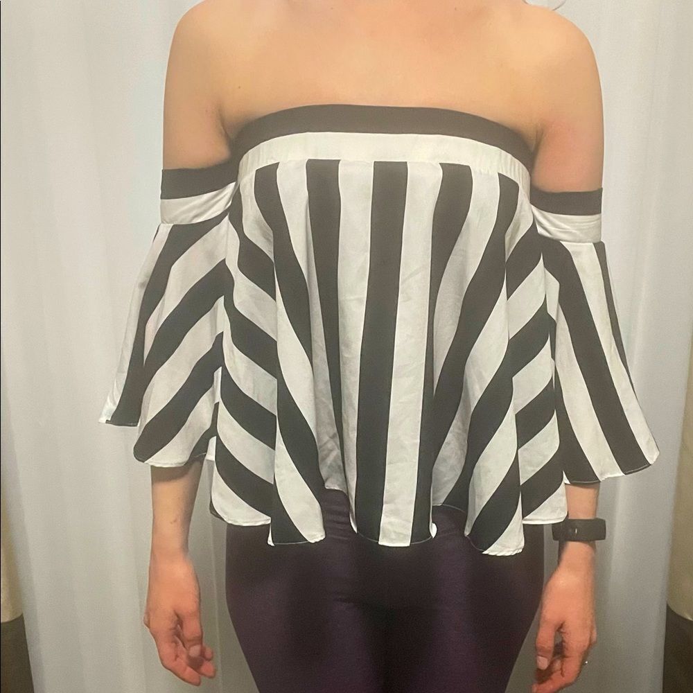 𝅺VANESSA Gutierrez strapless flutter top size small/med black and white VGUC